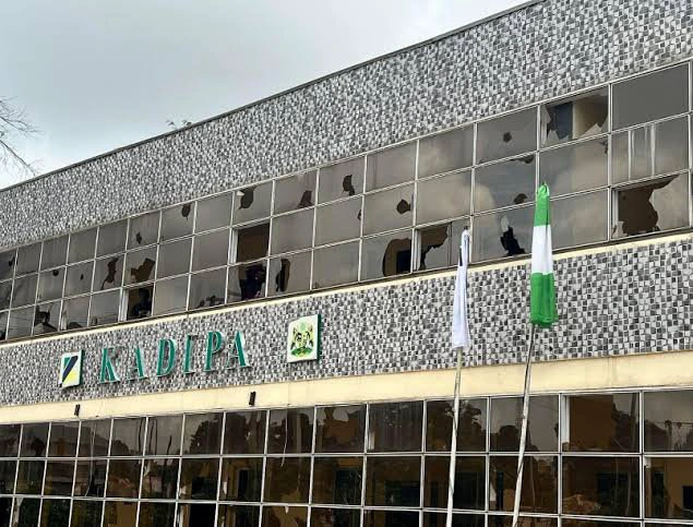 Hoodlums vandalise KASTLEA, KADIPA offices, loot shops in Kaduna.