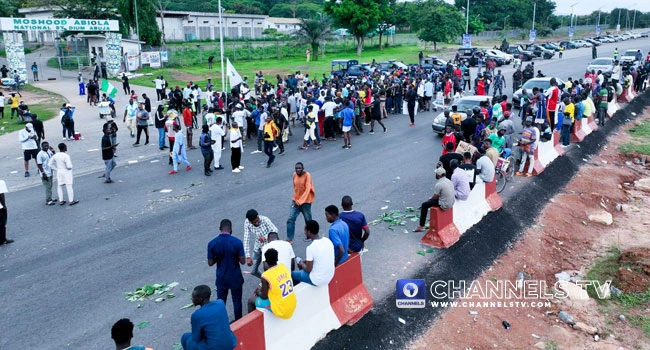 Hoodlums seize control of protest, assaulting demonstrators and harassing journalists in Rivers State