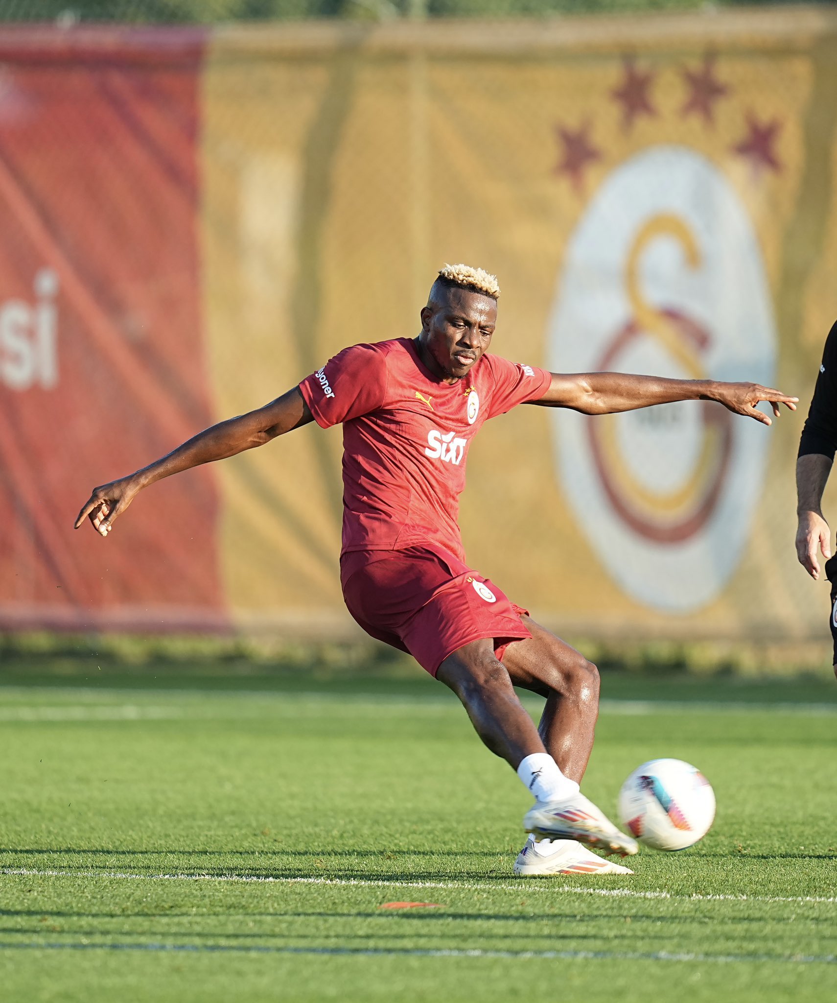 Victor Osimhen Shines in First Training Session with Galatasaray