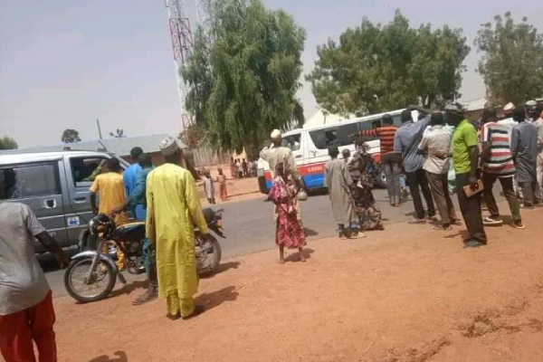 Bandits block major road, Kidnapped passengers from 2 buses