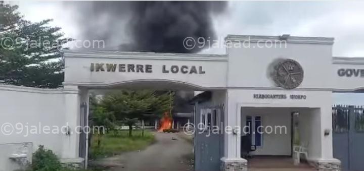 BREAKING: Ikwere LG Secretariat In Rivers On Fire