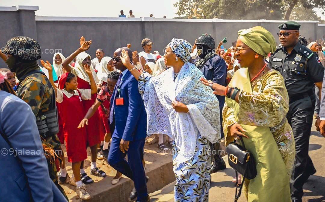 Moment President Tinubu’s Wife Oluremi stops her convoy to greet school children in Kwara State